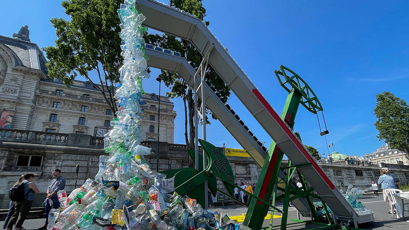 Извергающее пластик произведение искусства представлено для парижских переговоров против отходов